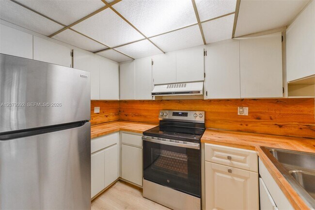Building Photo - 7420 SW 59th Ave