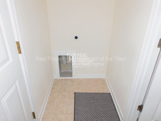 Building Photo - 1017 Hawick Dr