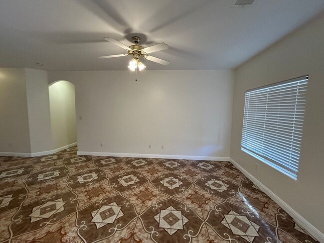 Building Photo - Cute 3 Bed/2 Bath SE Bakersfield Home