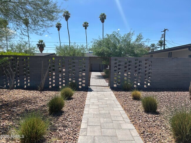 Primary Photo - 3332 N 66th Pl