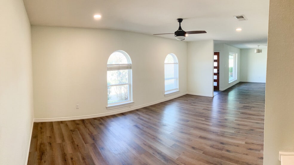 Living room - 6403 Espana Dr