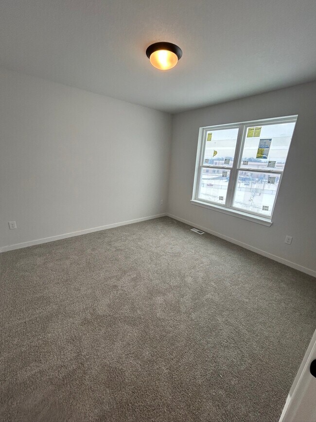 Building Photo - 664 E Blf Cir