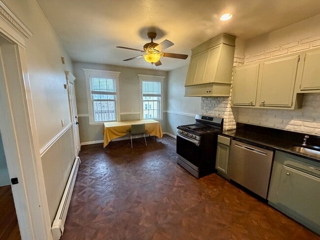 Building Photo - 324 Chelsea St