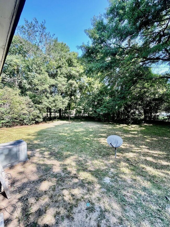 Building Photo - 210 Meadow Dr