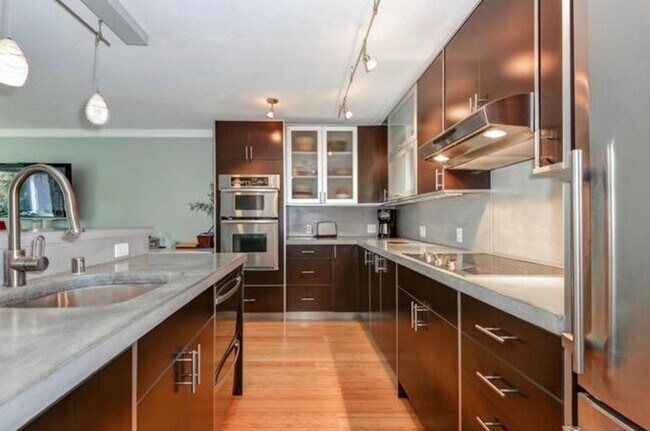 Building Photo - One of Kind Downtown Kirkland Strip 1bd 1bath Condo!