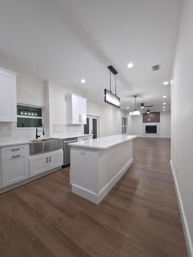 Building Photo - 4699 Meadow Lake Dr
