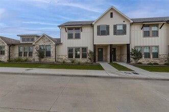 Building Photo - 9716 Thorncrown Ln