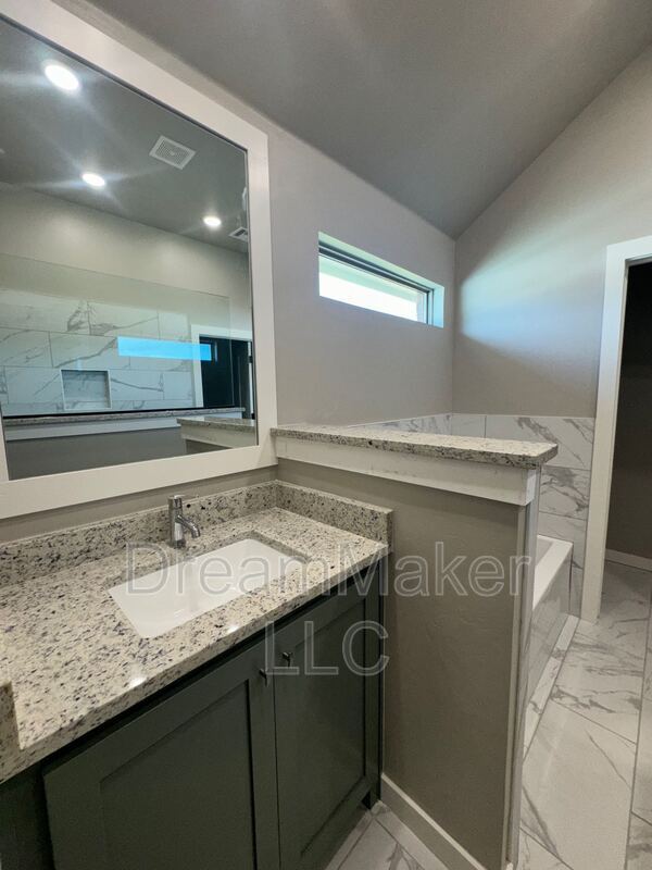 Building Photo - 790 Flowers Dr