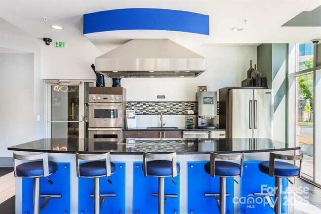 Building Photo - 902 W 4th St