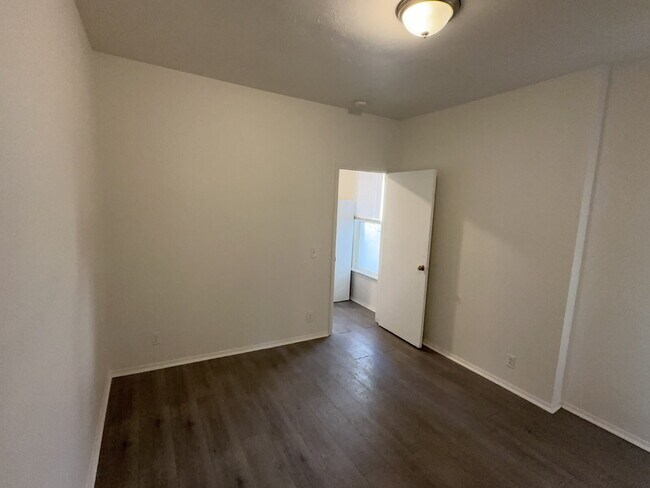 Building Photo - "Charming 1-Bedroom Retreat in Denver's Heart - Perfect Blend of Comfort & Convenience!