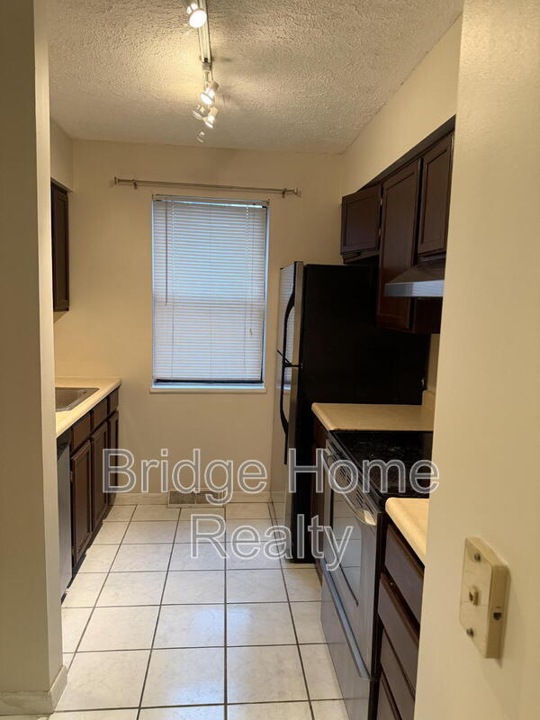 Building Photo - 210 Woodhaven Dr