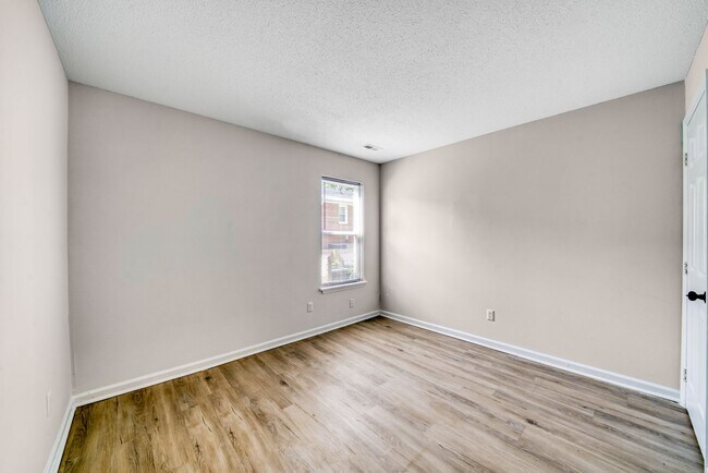 Building Photo - 335 Railroad St