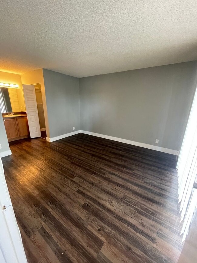 Building Photo - ONE BEDROOM ONE BATHROOM! WATERFRONT COMMU...