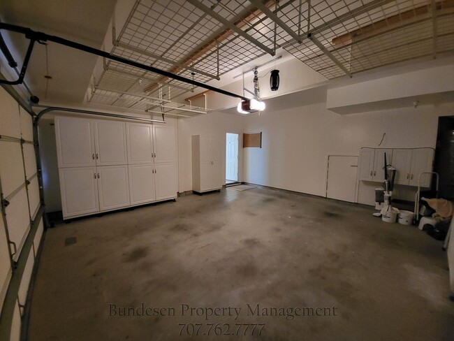 Building Photo - 1727 Southgate Dr