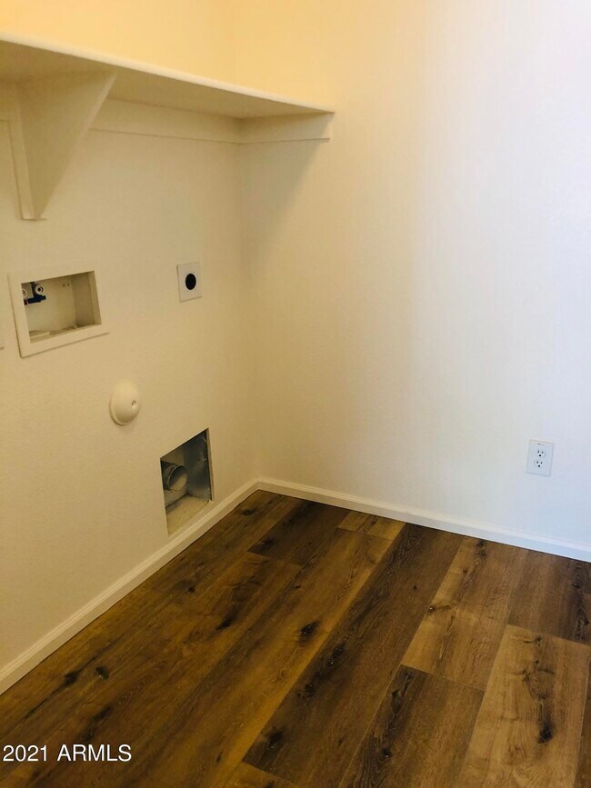 Building Photo - 2528 W Straight Arrow Ln