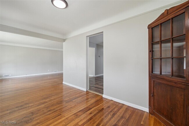Building Photo - 5339 Elmwood Ave