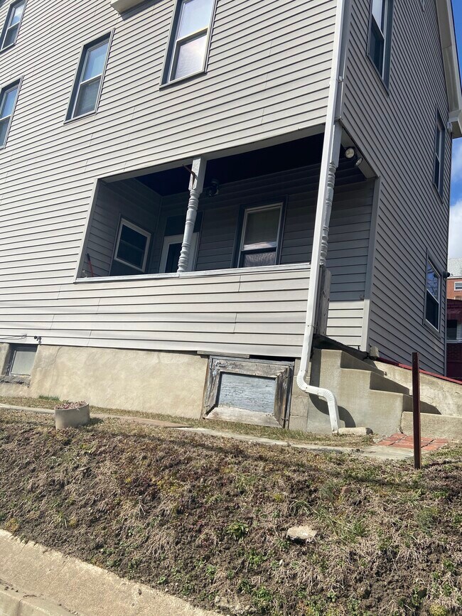 entrance/porch - 3927 Hoosac St