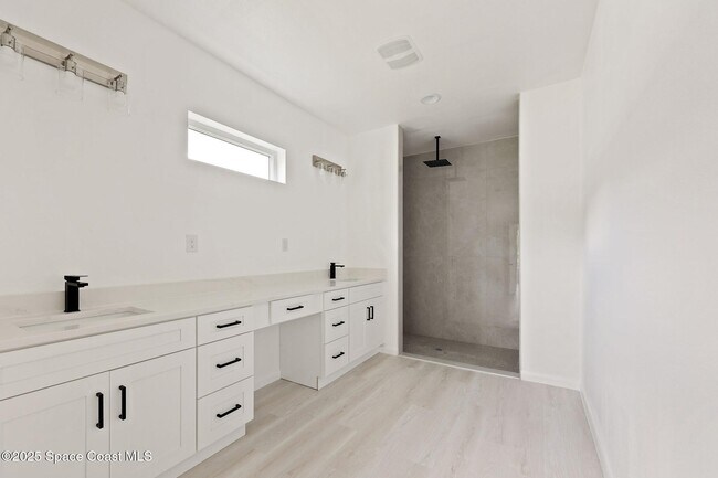 Building Photo - 746 Harriet Ave SW