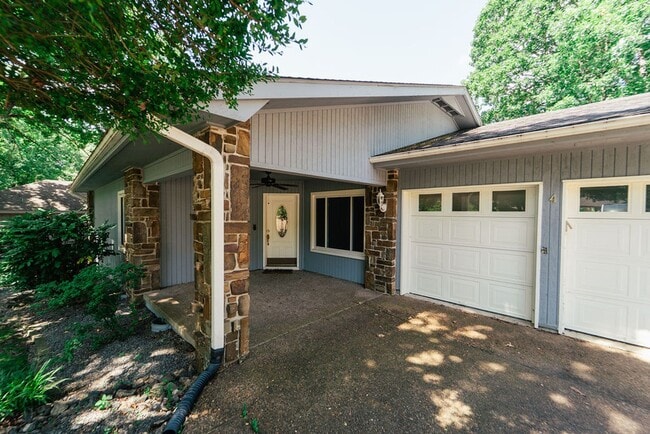 Building Photo - Beautiful Backyard Oasis on the Golf Course!