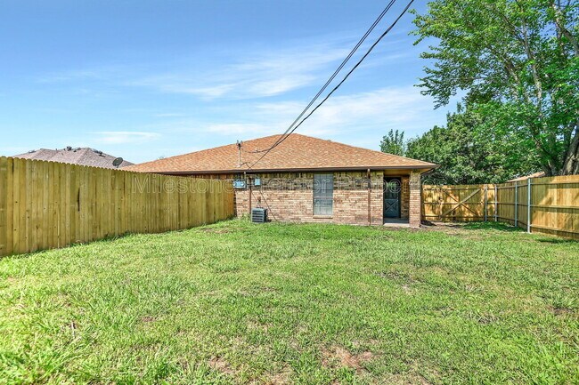 Building Photo - 925 Farmington Rd