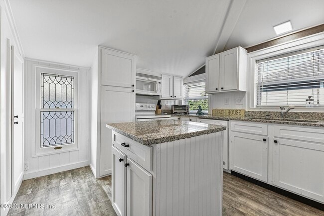 Building Photo - 187 19th St N