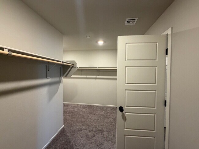 Building Photo - GATED 4 BED 2.5 BATH 2 CAR GARAGE SINGLE FAMILY HOME w/ LOFT, BEDROOM DOWNSTAIRS, NEXT TO COMMUNI...