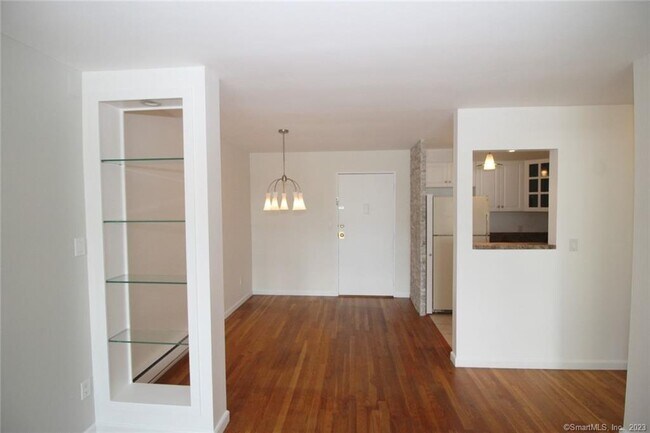 Building Photo - 637 Cove Rd