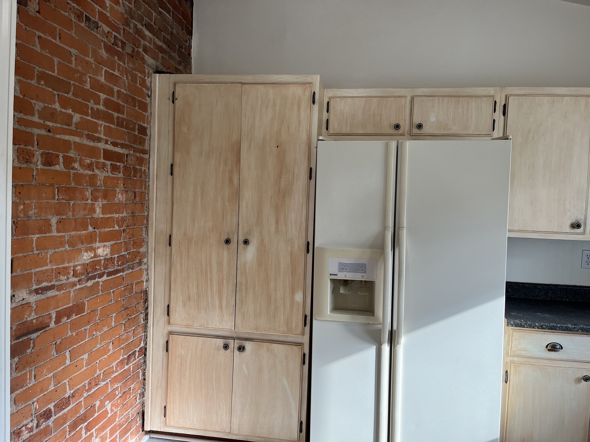 kitchen - 122 E 4th St