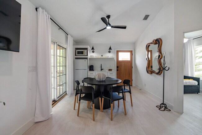 Building Photo - 28 W Castillo Dr