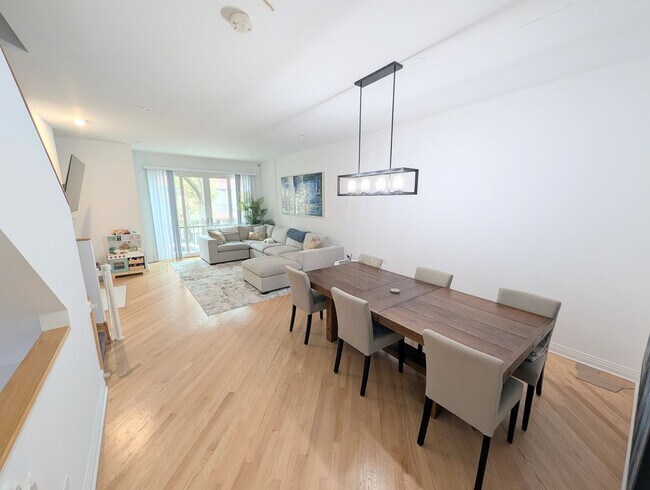 Building Photo - Stunning rehabbed 3-Bedroom Townhome in Fulton Market / West Loop