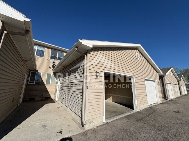 Building Photo - 345 S Byron Ave