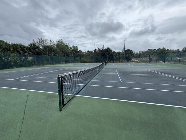 Building Photo - 1310 NE 14th Ct