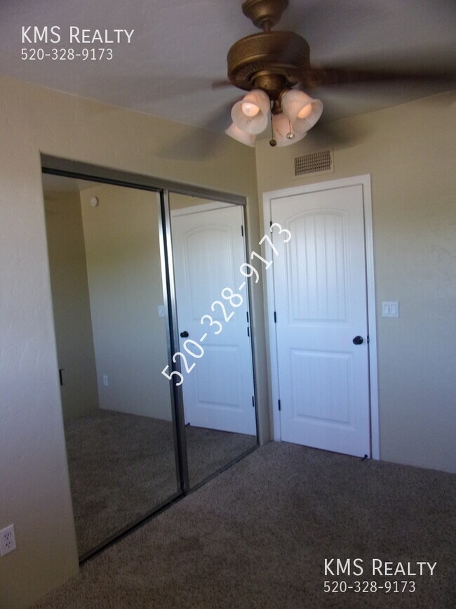 Building Photo - 5625 S Irving Dr