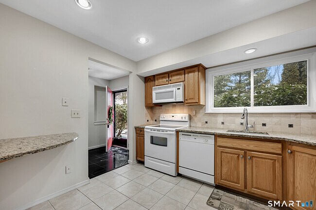 Building Photo - 17 Maple Ln