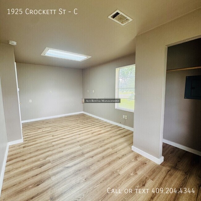 Building Photo - 1925 Crockett St