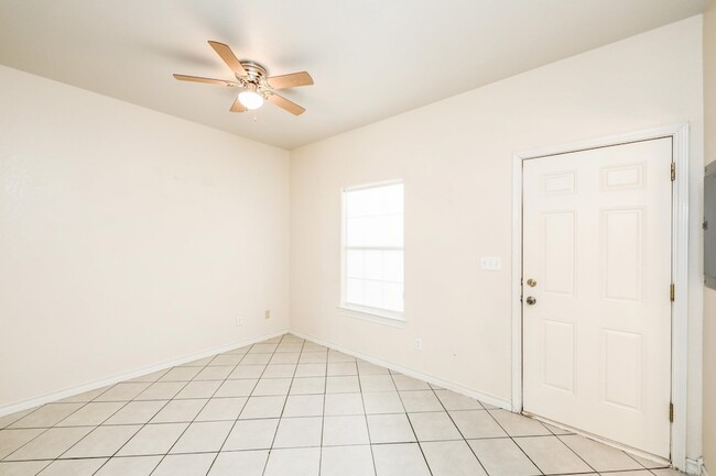 Building Photo - 1000 Ranchway Dr