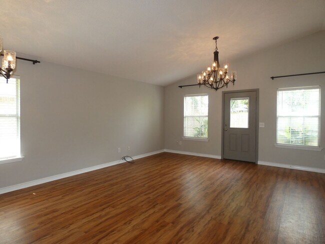 Building Photo - Charming Brick Home - Stonebrook