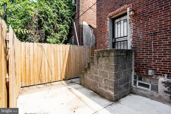 Building Photo - 1422 S Vogdes St
