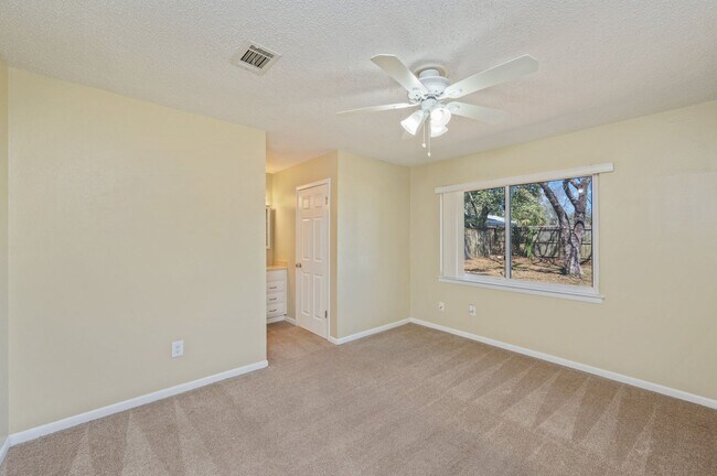 Building Photo - Updated 3 Bedroom in Great Location!