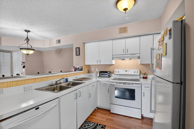 Building Photo - 1733 Village Blvd