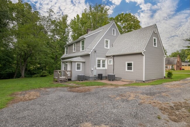 Building Photo - 706 College Ave