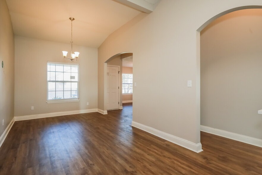 Building Photo - 3163 Pine Haven Dr