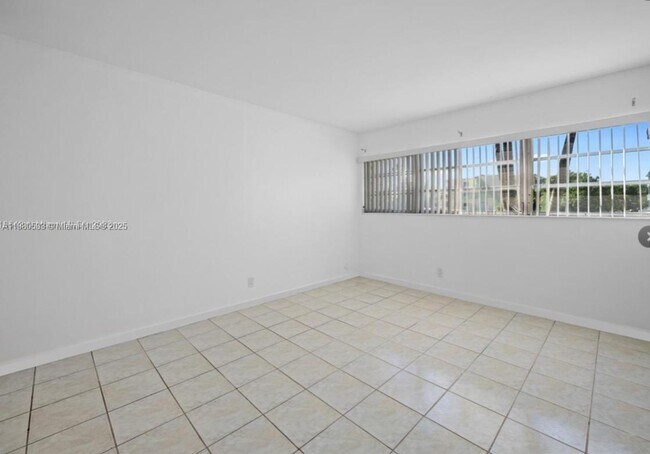 Building Photo - 1400 NE 169th St