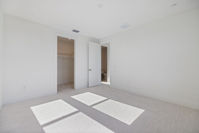 Building Photo - Brand New spacious 4bd/3.5bth Sarasota Hom...