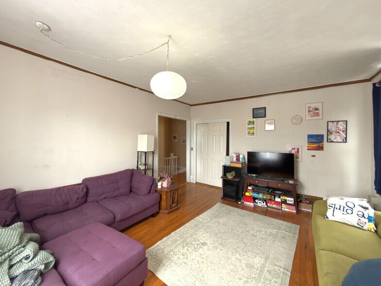 Building Photo - 19 Strathmore Rd