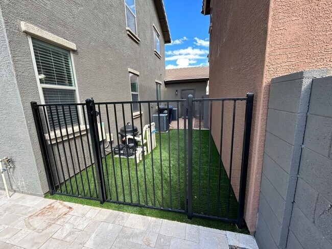 Building Photo - 15439 W Poinsettia Dr