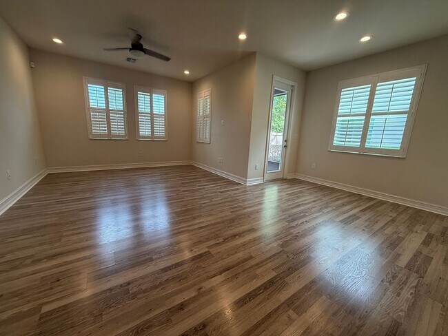 Building Photo - Beautiful Townhome in Lutz