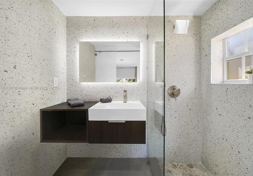 Building Photo - 620 SW 22nd Rd