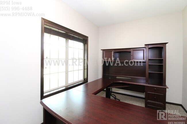 Building Photo - OVER 2000 SQ FT!!   5 Bedroom, 3.5 Bath Home in Urbandale