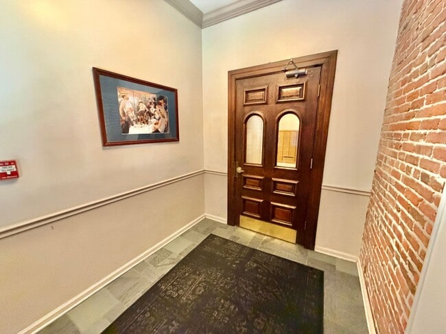 Building Photo - Dupont Prime Location Tree-Lined Corcoran St & 17th 1 bed 1 bath Condo UTILITIES INCLUDED.